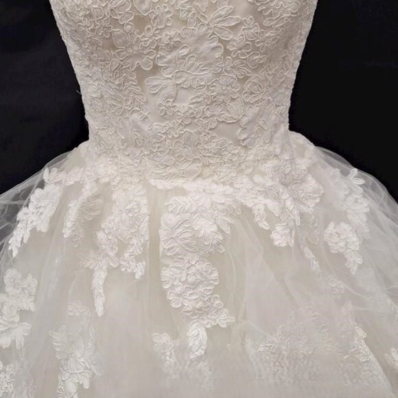 Maggie Sottero Ivory sweetheart neckline tiered layered skirt Wedding Dress 12 - Picture 4 of 13